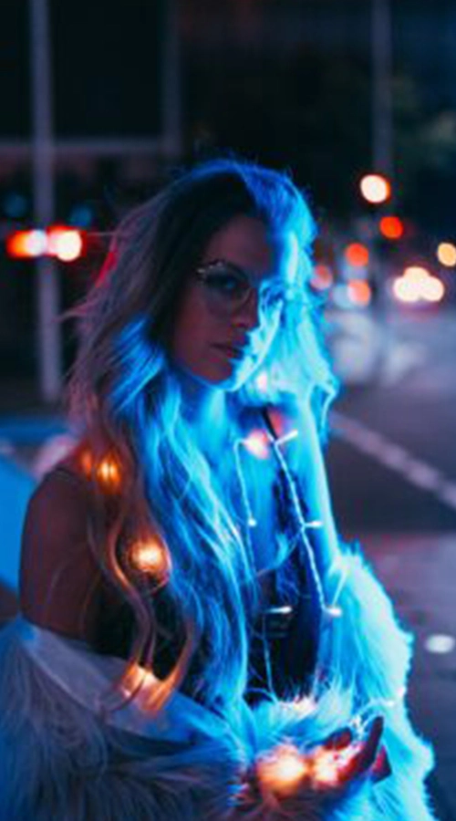 Leuchtrekame mit Frau im blauen Neonlicht